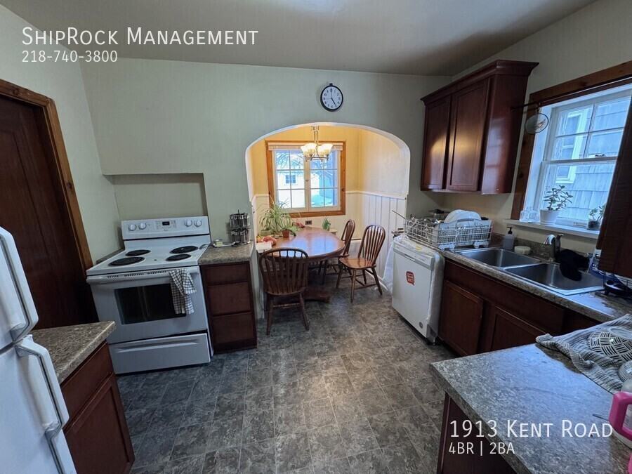 1913 W Kent Rd - Photo 2 of 17