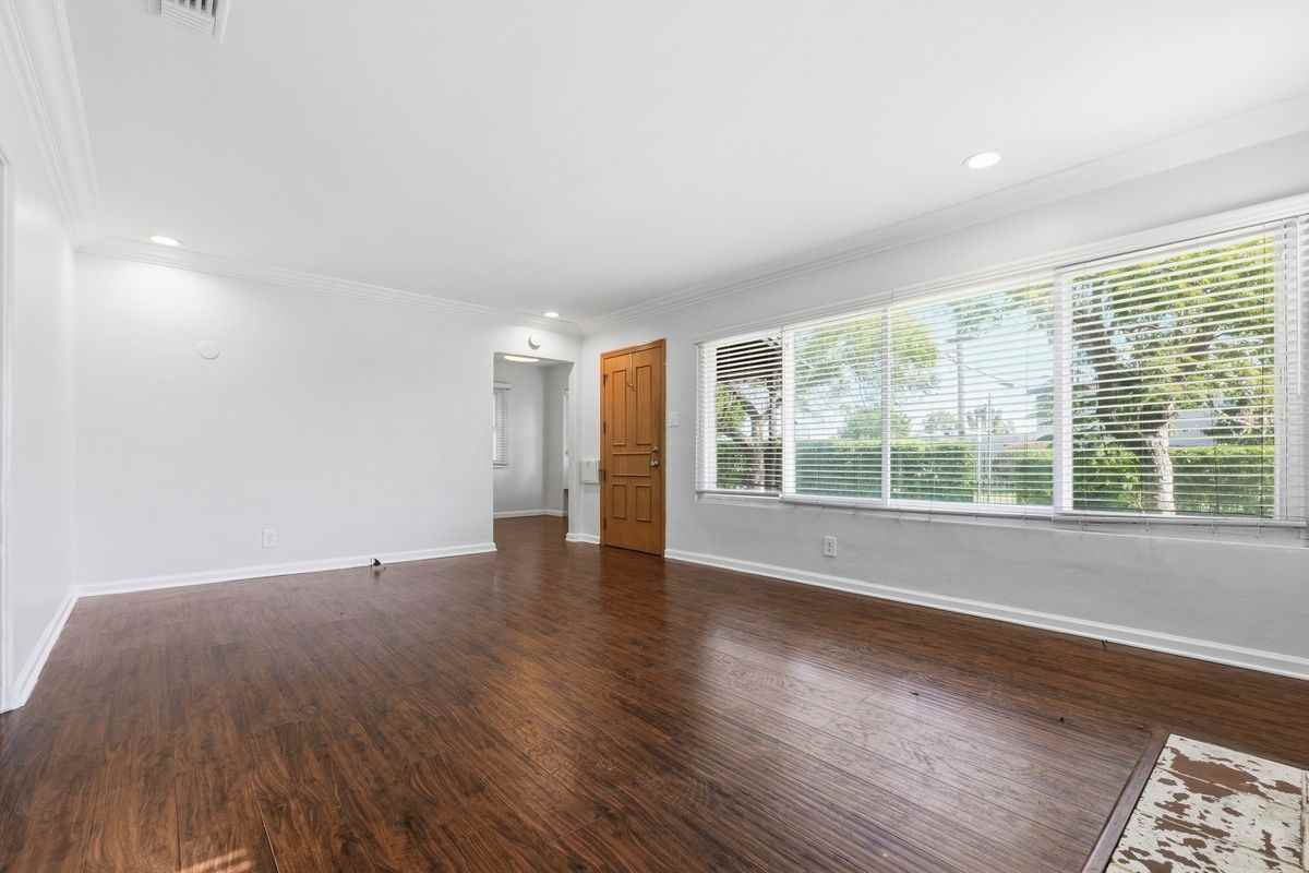 8611 S 5th Ave - Photo 4 of 24