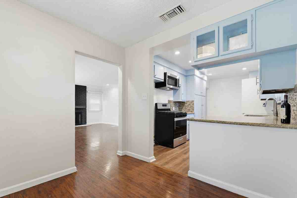 8611 S 5th Ave - Photo 7 of 24