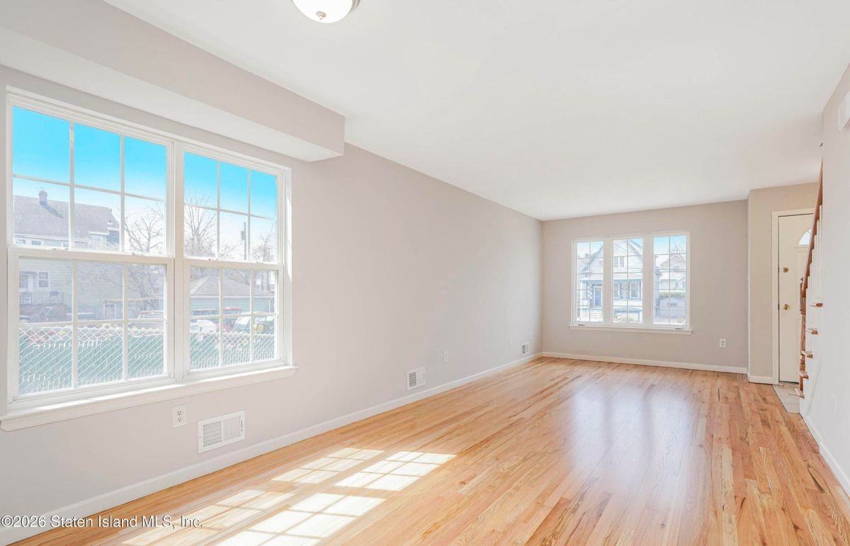 15 Mann Ave - Photo 2 of 11