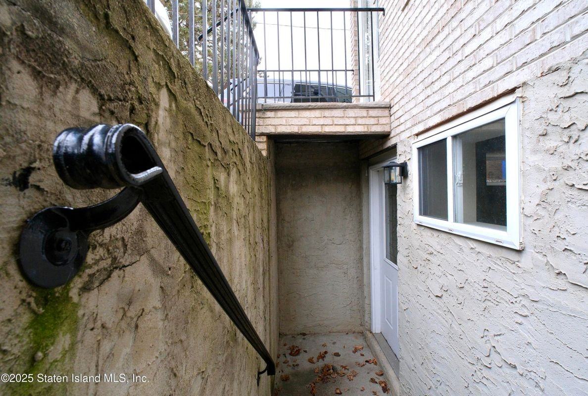 563 Bloomingdale Rd - Photo 2 of 11