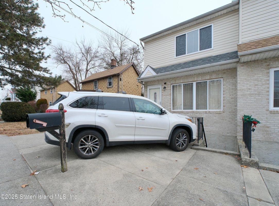 563 Bloomingdale Rd - Photo 3 of 11