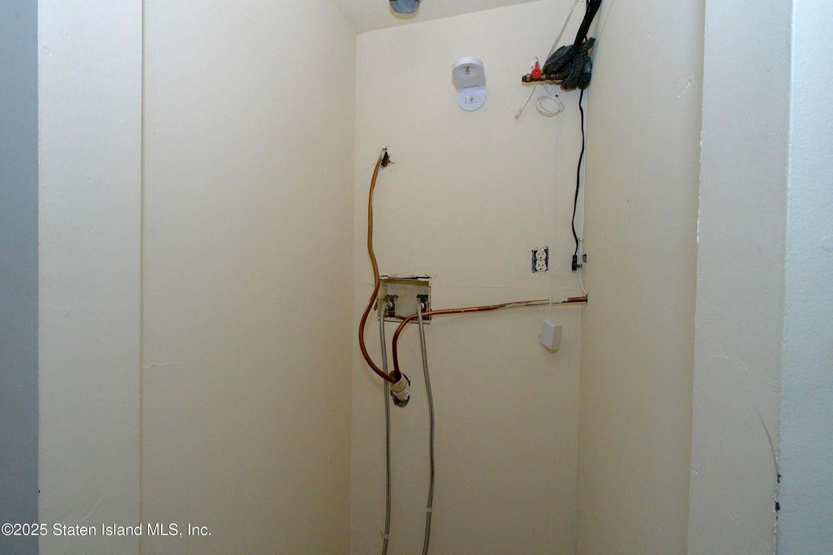 563 Bloomingdale Rd - Photo 5 of 11