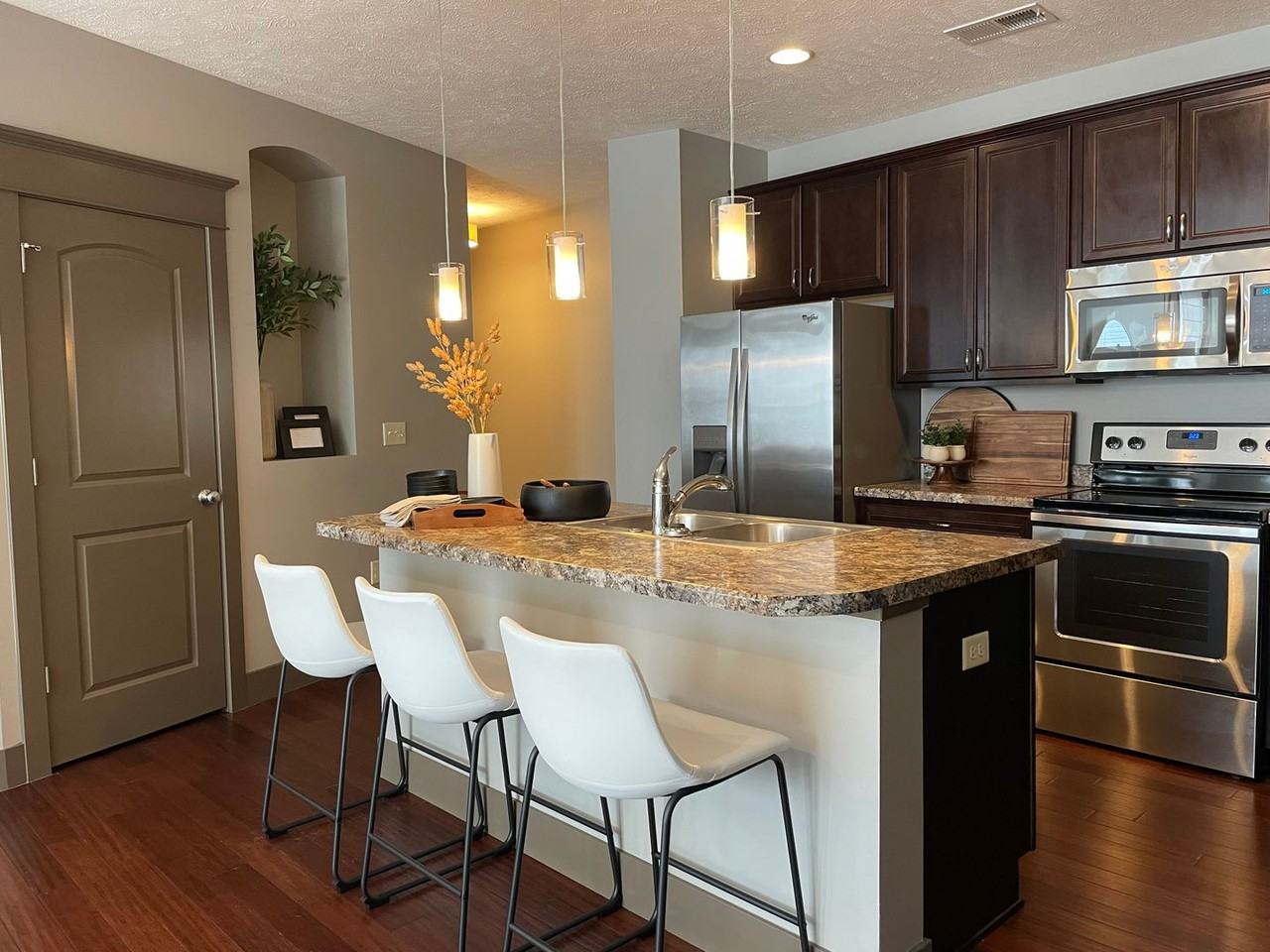 1010 on the Lake - Photo 3 of 28