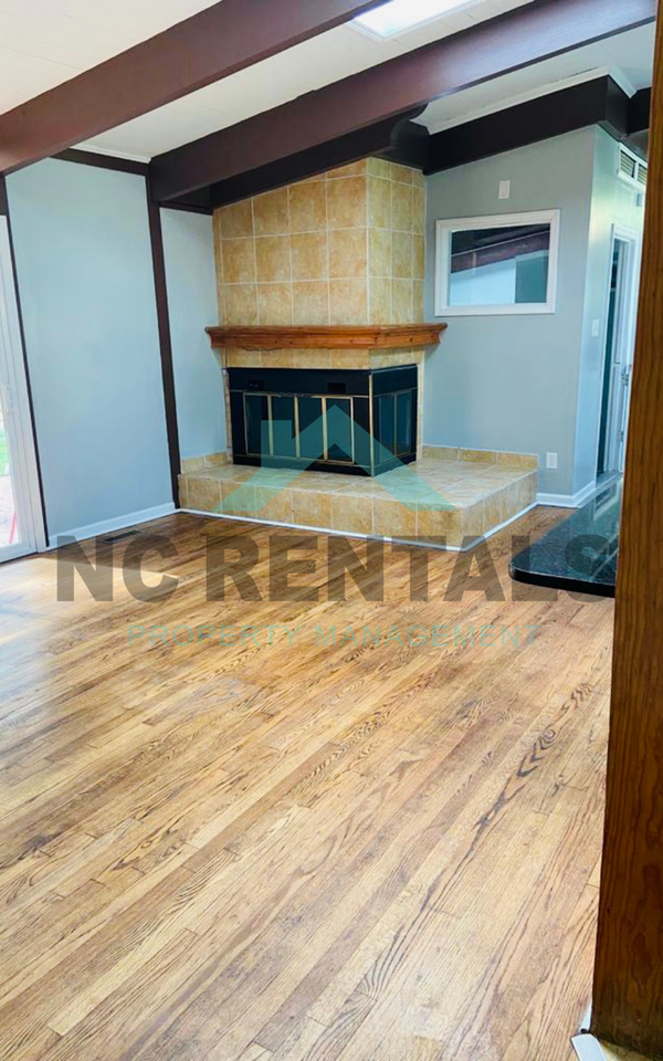 1212 Red Oak Ave - Photo 4 of 9