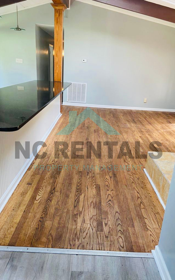 1212 Red Oak Ave - Photo 5 of 9