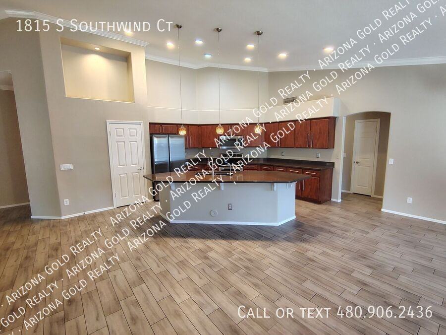 1815 S Southwind Ct - Photo 3 of 36