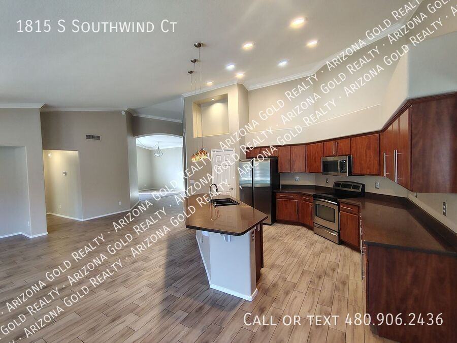 1815 S Southwind Ct - Photo 4 of 36