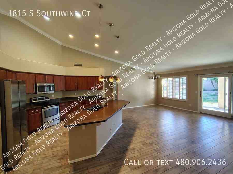 1815 S Southwind Ct - Photo 5 of 36