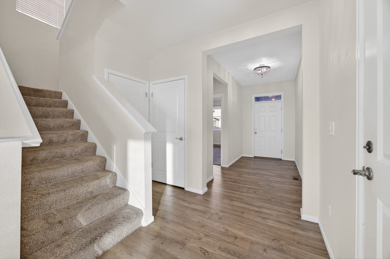 221 S Quantock St - Photo 3 of 26