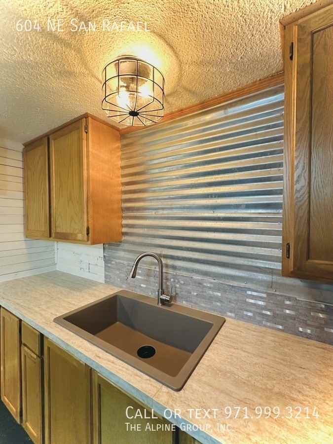 604 Ne San Rafael St - Photo 7 of 29