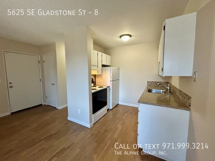 5625 Se Gladstone St #8 - Photo 7 of 17