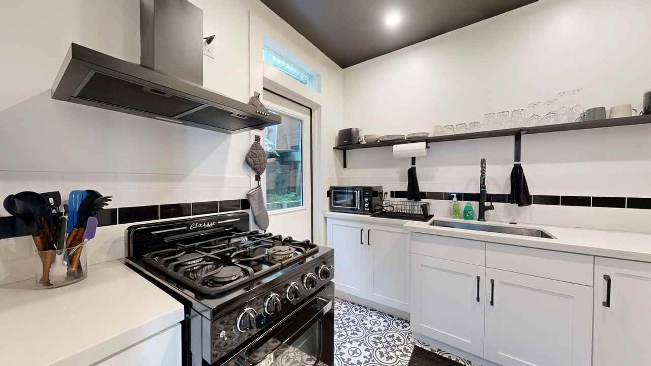 237 Greenwich St - Photo 7 of 13