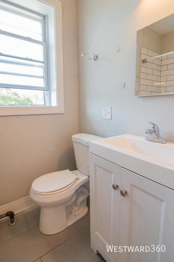 2445 W Rosemont Ave #3 - Photo 6 of 9