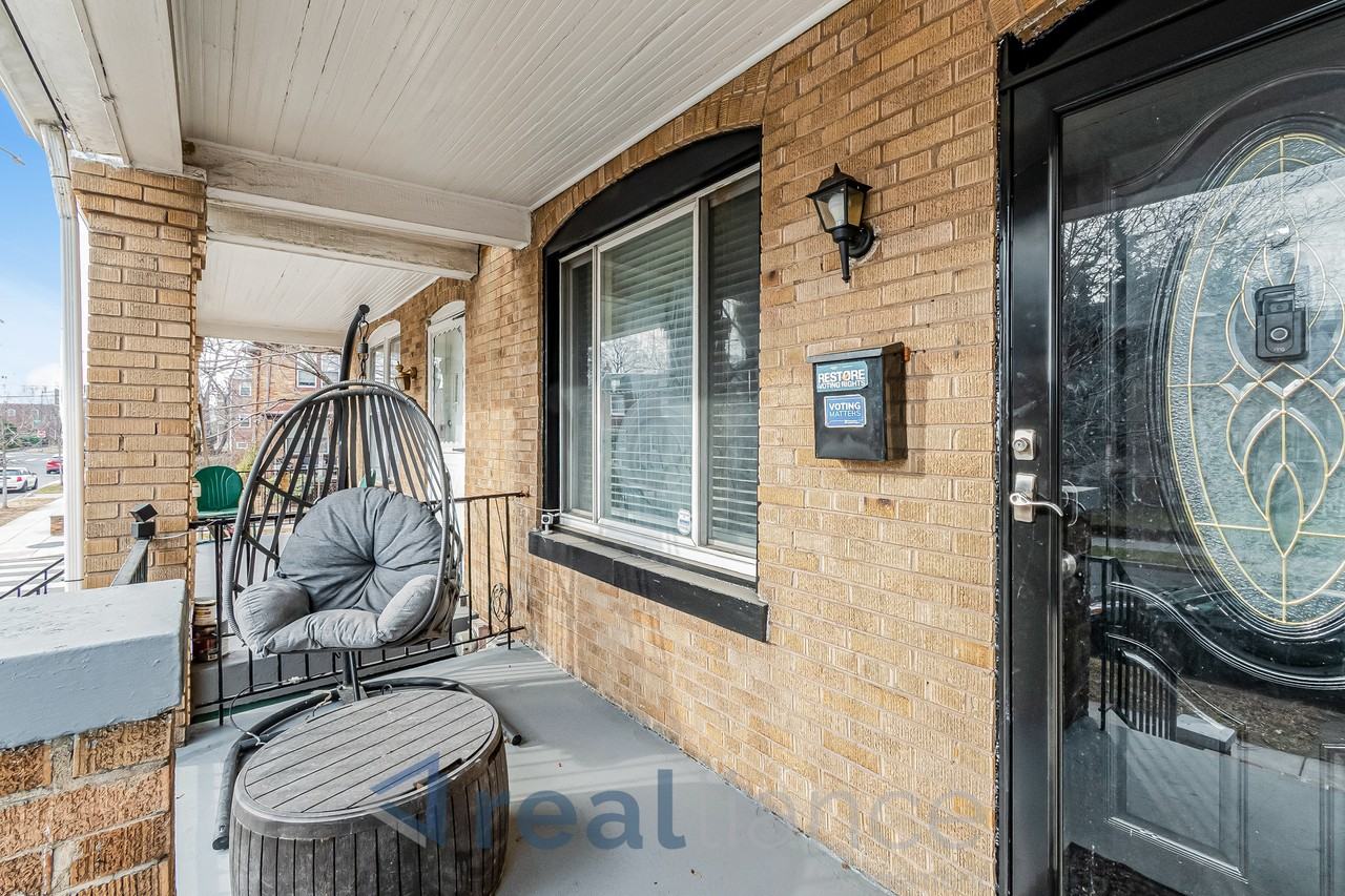 2302 E St Ne - Photo 2 of 15