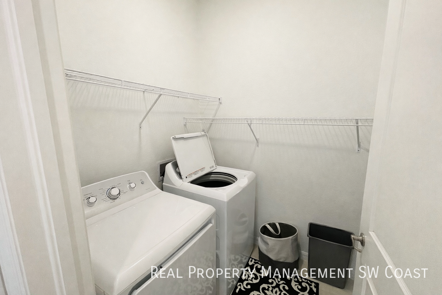 2555 Vine Ave - Photo 4 of 24