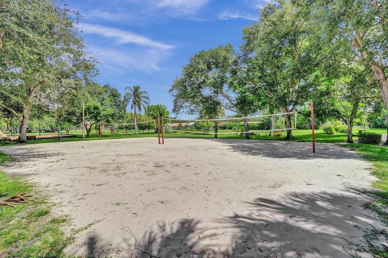 11045 Neptune Dr - Photo 4 of 30