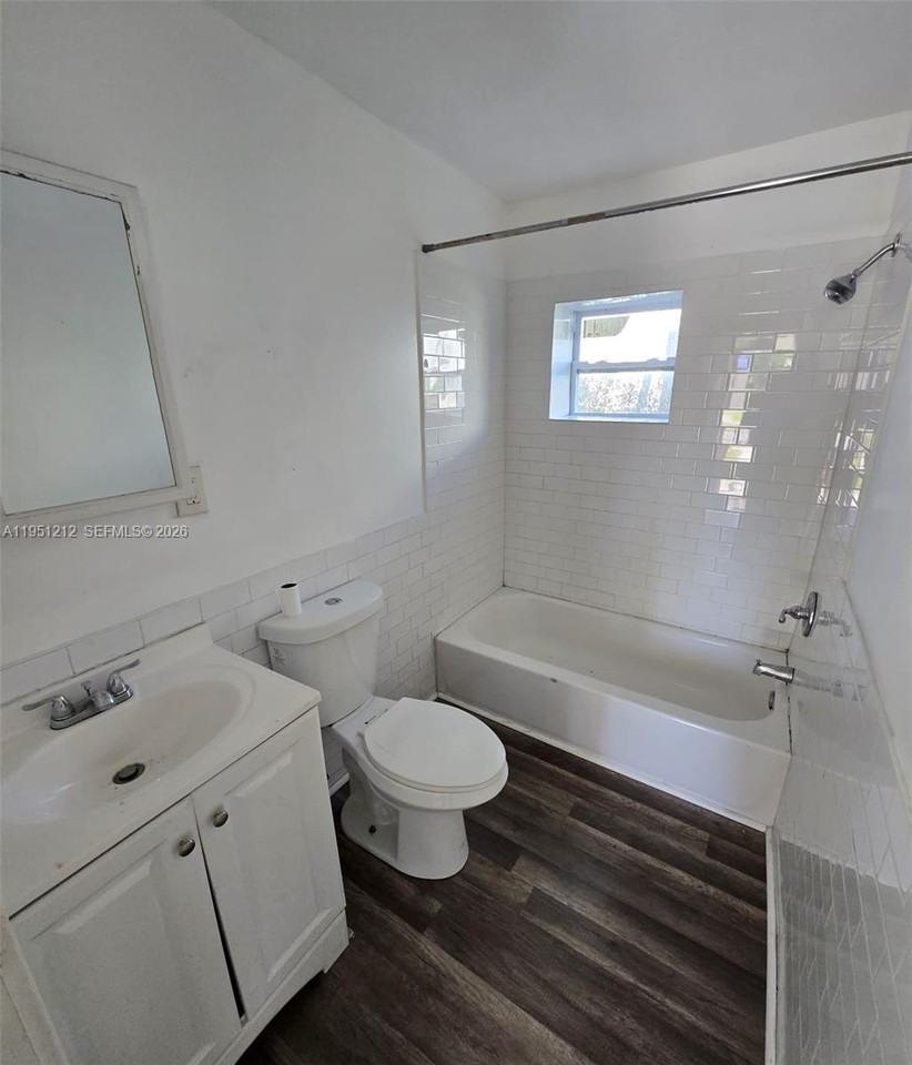 1189 N Tamiami Trl #1189L - Photo 3 of 5