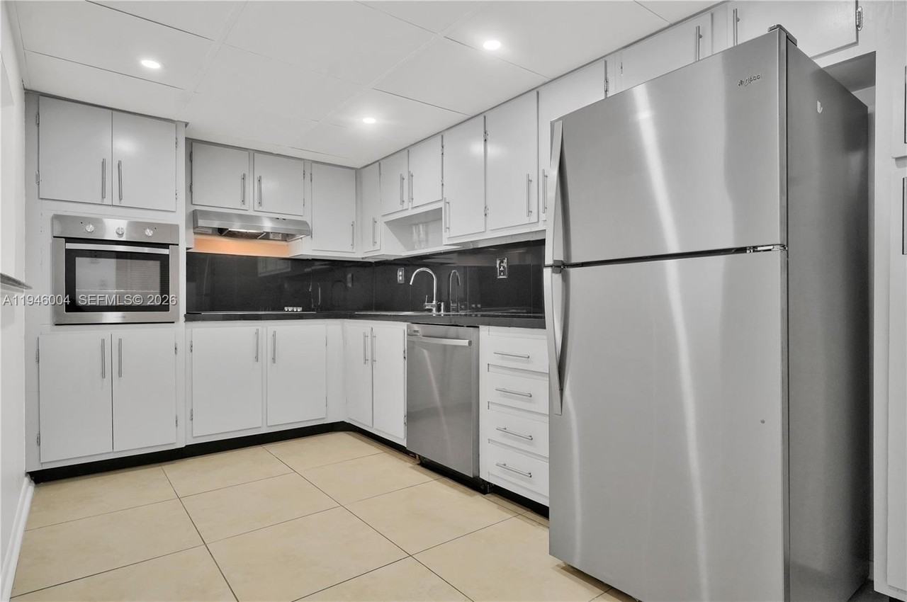 19380 Collins Ave #19380-405 - Photo 5 of 27