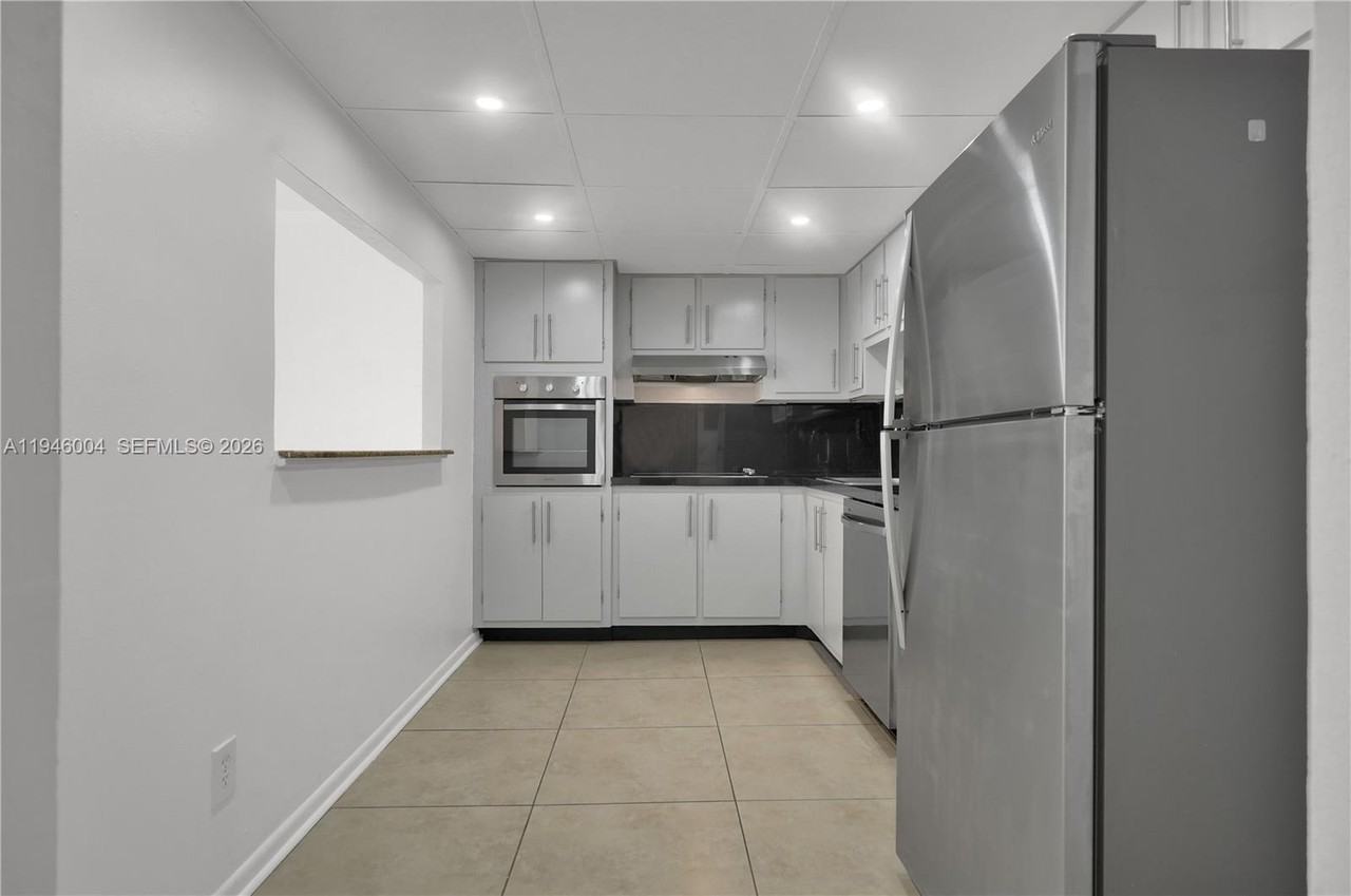 19380 Collins Ave #19380-405 - Photo 6 of 27