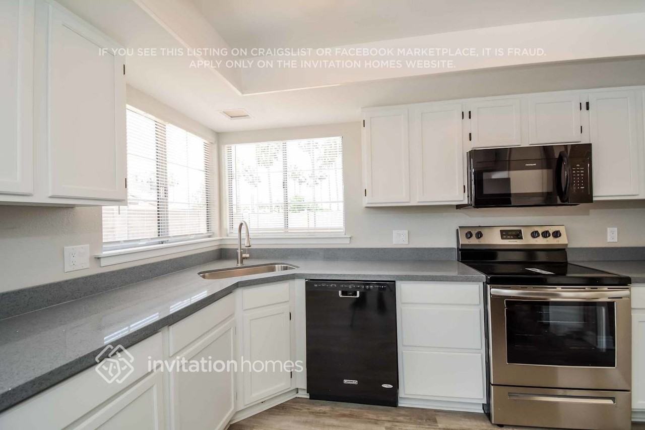 5925 W Shangri La Rd - Photo 5 of 17