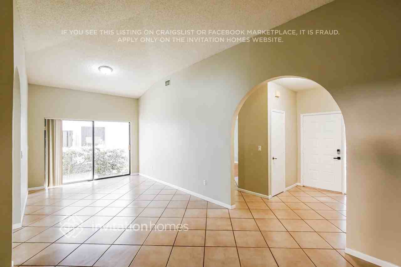 11571 Waterford Ct - Photo 4 of 17