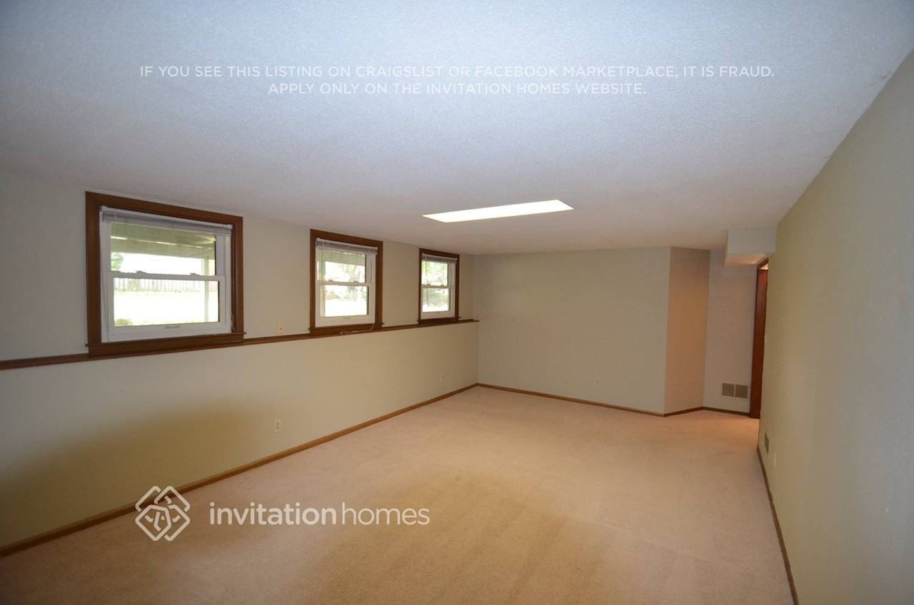 124 Oakwood Rd - Photo 7 of 14