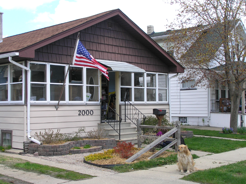 2000 44th Pl - Photo 7 of 8