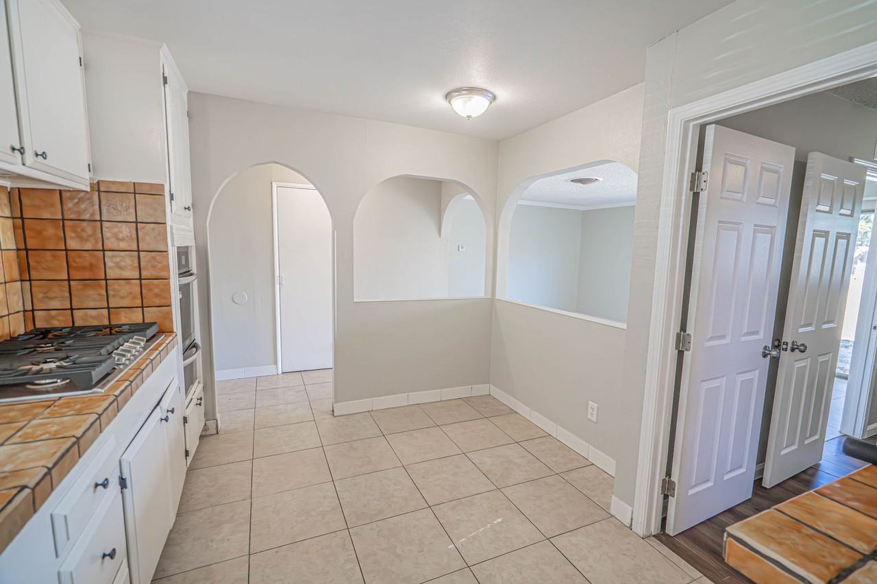 20865 Burbank Blvd - Photo 5 of 20