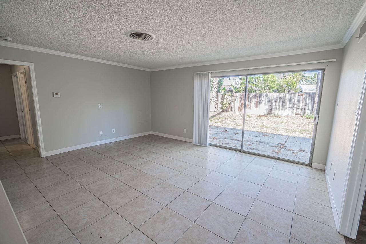 20865 Burbank Blvd - Photo 6 of 20