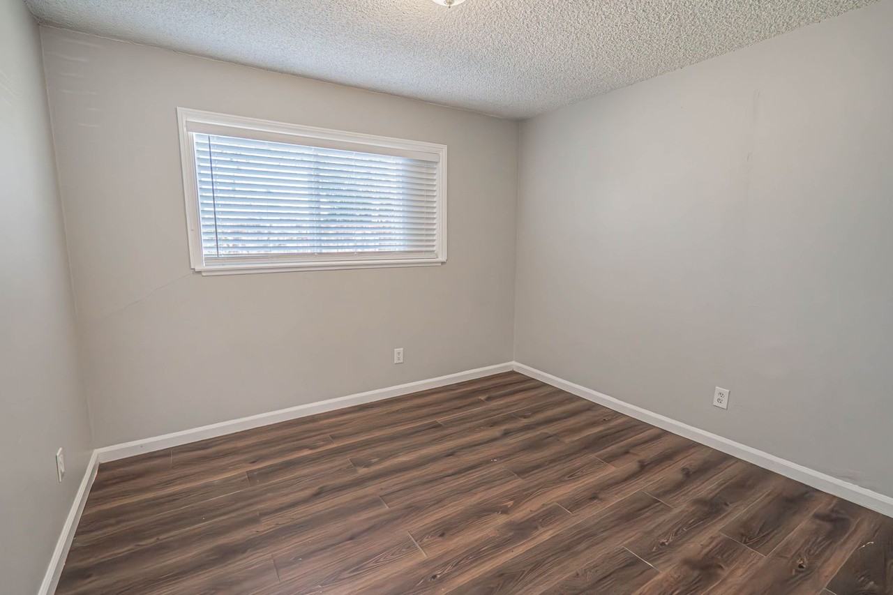 20865 Burbank Blvd - Photo 7 of 20