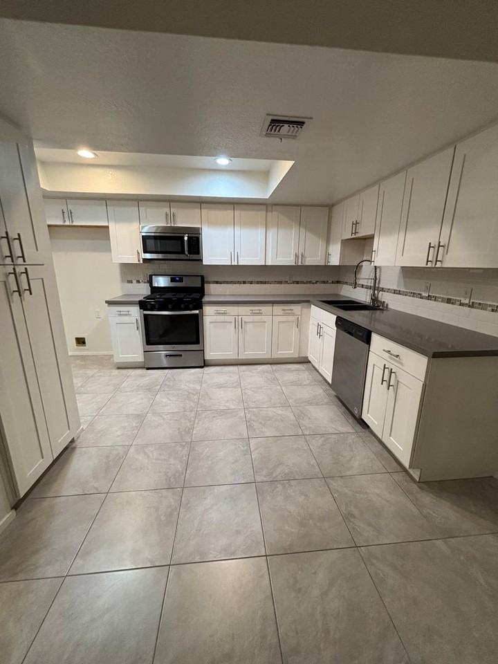 104 - 1219 N Columbus - Photo 2 of 14