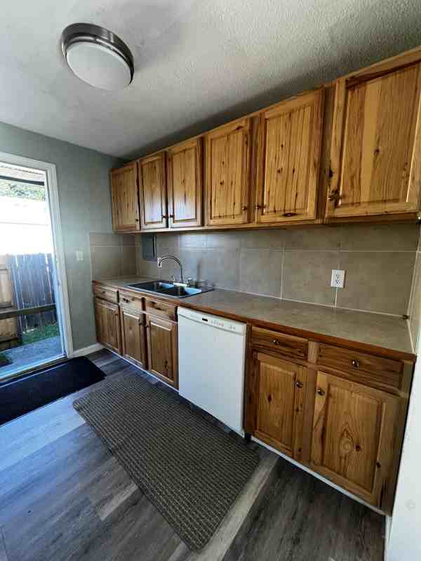 122 N National Ave - Photo 5 of 11