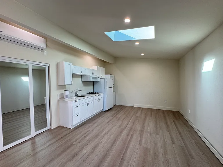 22438 Califa St #ADU - Photo 5 of 11