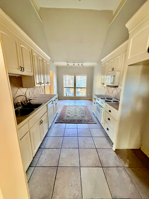 430 Shadowood Dr - Photo 7 of 10