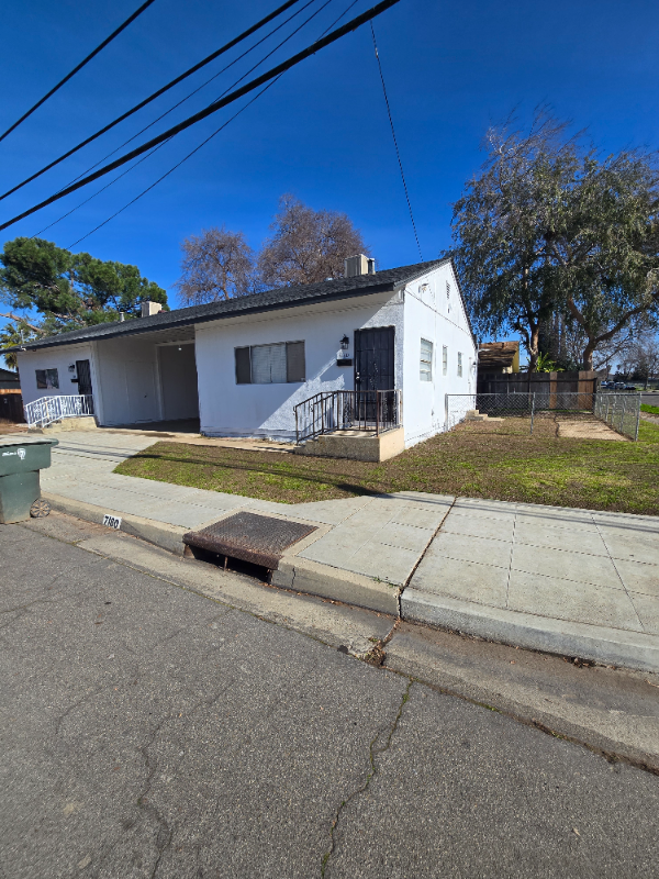 7160 N Maroa Ave - Photo 2 of 20