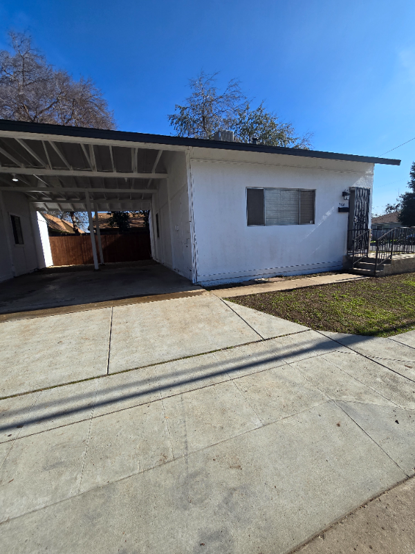 7160 N Maroa Ave - Photo 3 of 20