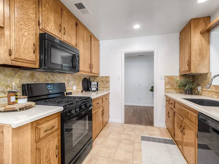 1831 S Horne St - Photo 5 of 9