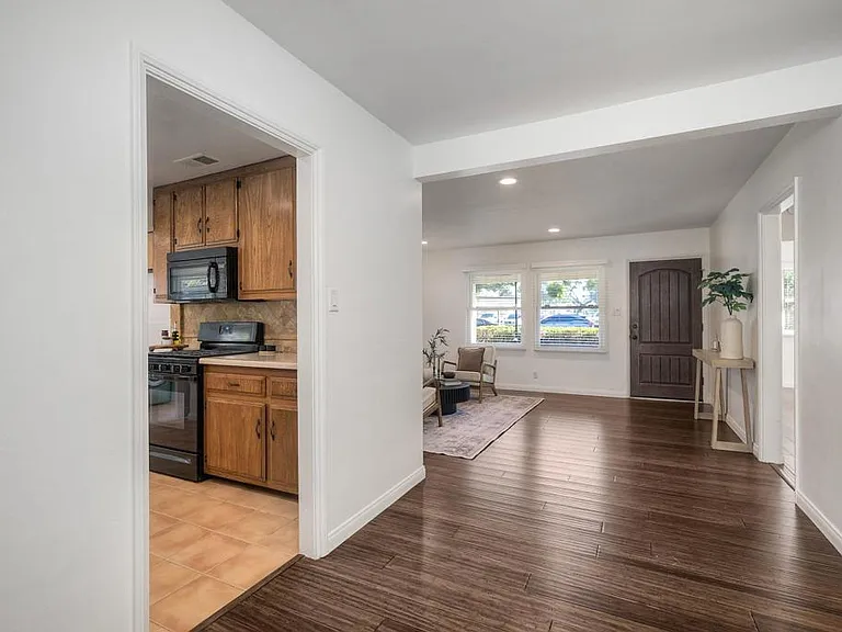 1831 S Horne St - Photo 7 of 9