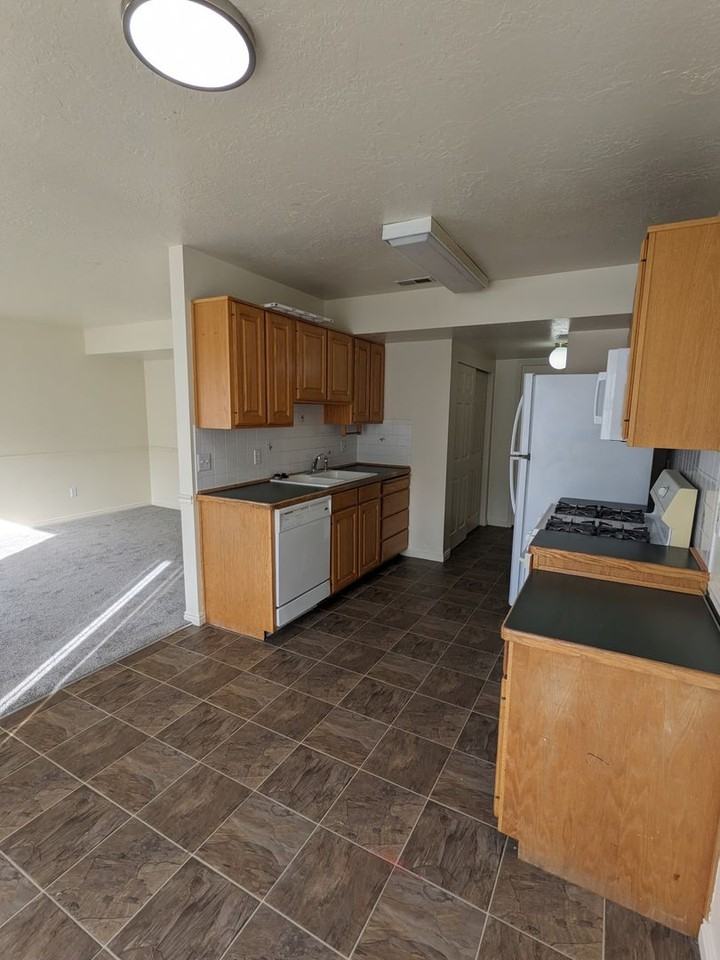 438 E Rosewood Ln #26 - Photo 3 of 27