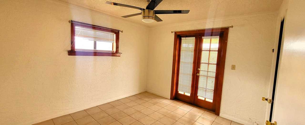 1129 S Stratton Ln - Photo 3 of 10