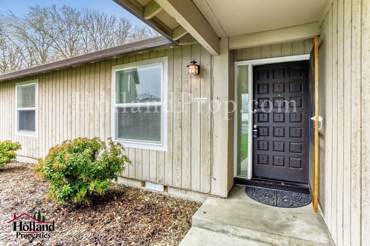 19395 Sw Murphy St - Photo 2 of 15