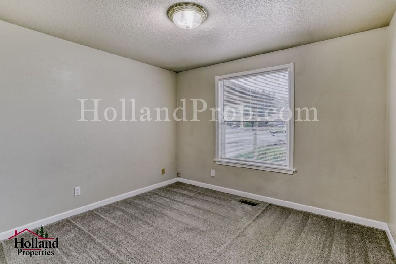 19395 Sw Murphy St - Photo 3 of 15