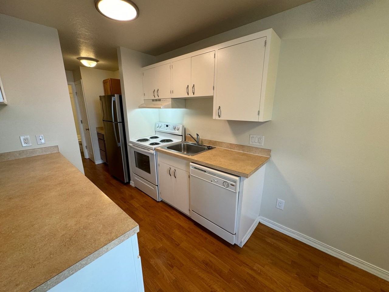 Dutch Village Apartments - Photo 5 of 31