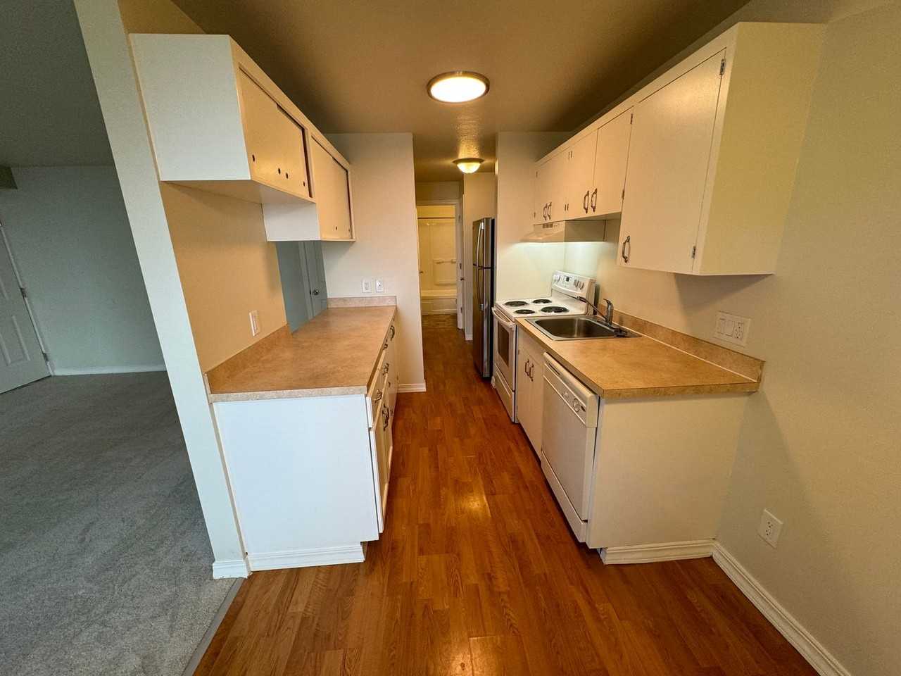 Dutch Village Apartments - Photo 6 of 31