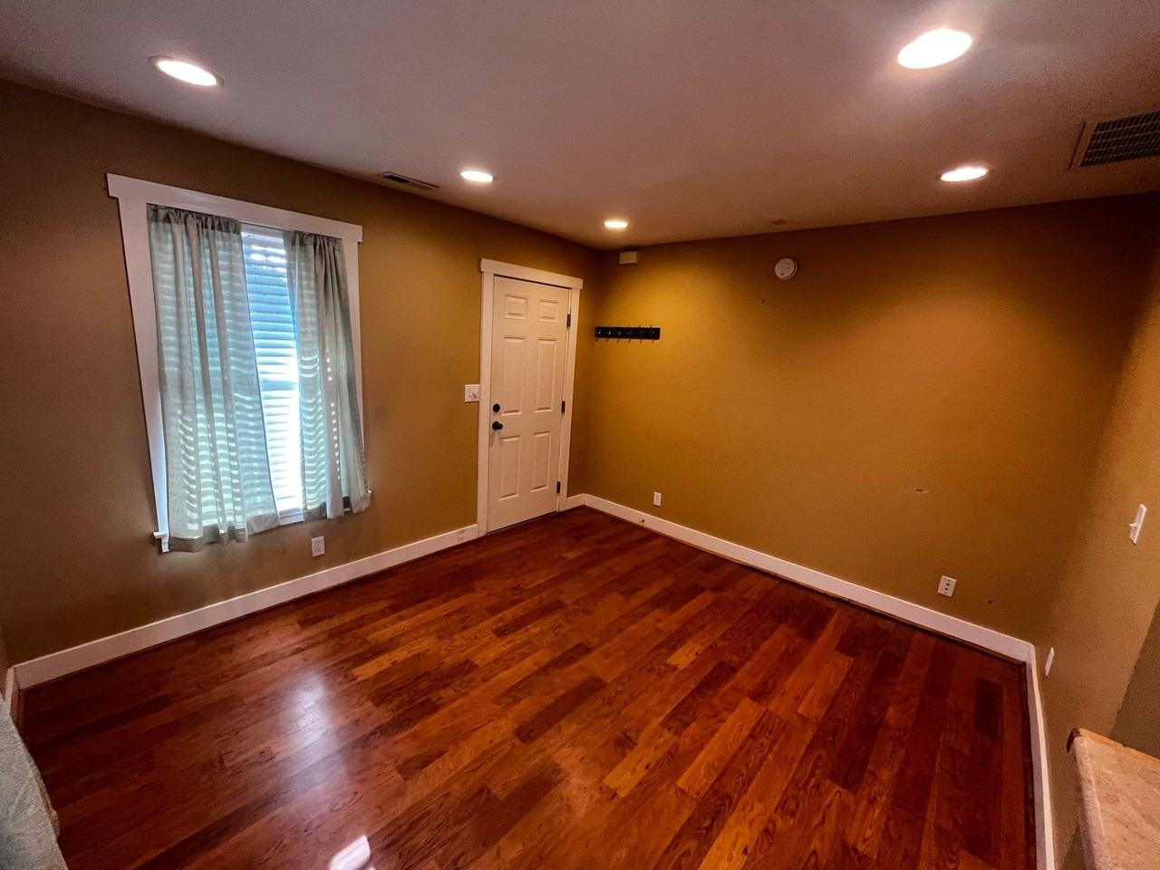 1204 7th St - Photo 4 of 15