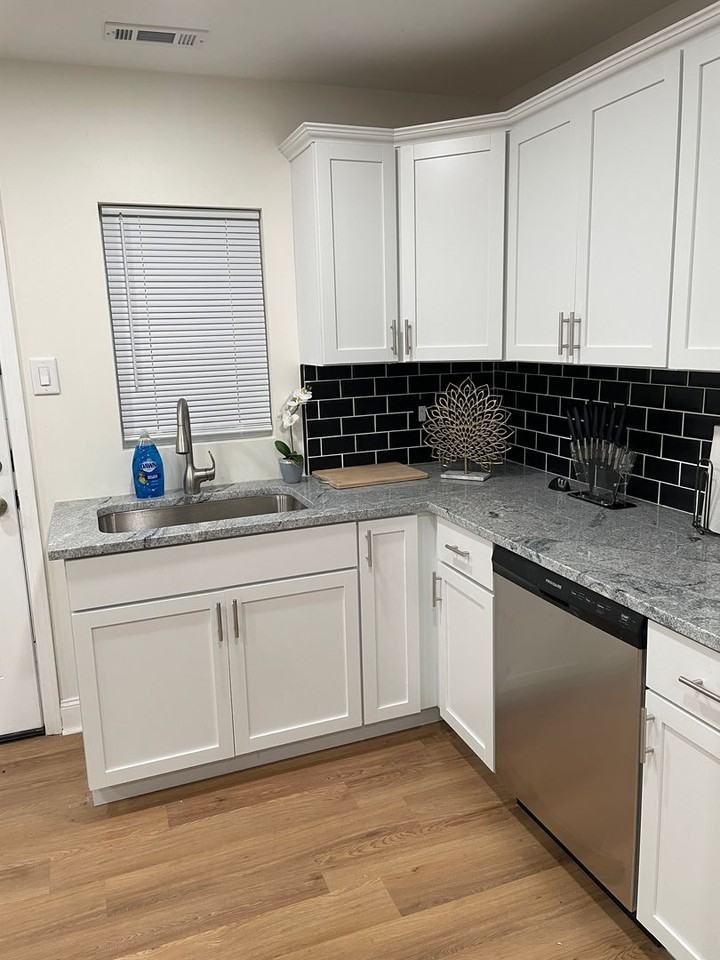 1151 Floyd St - Photo 2 of 12