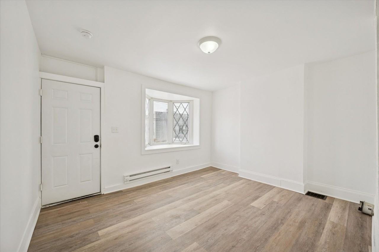 4658 Stenton Ave - Photo 5 of 15