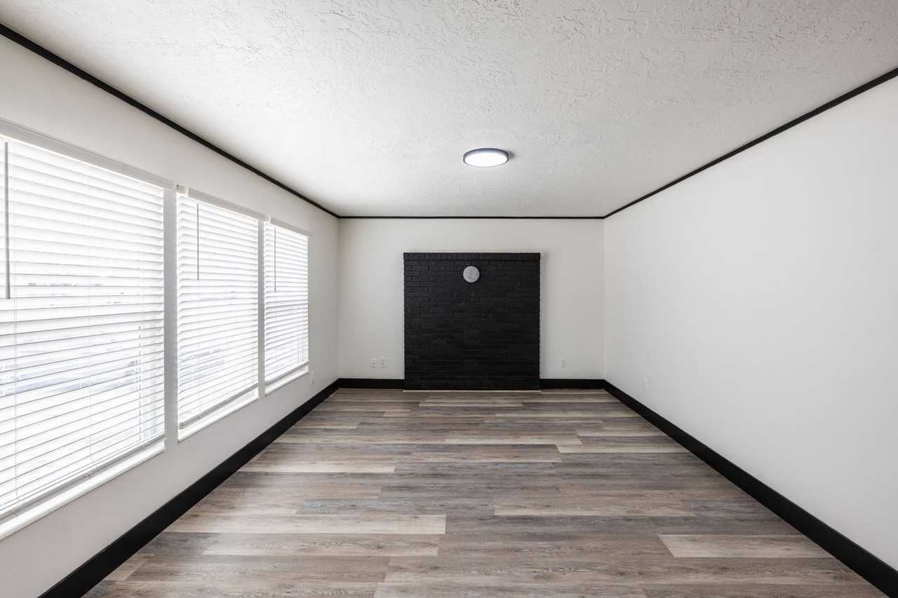 146 E 1st N - Photo 2 of 18