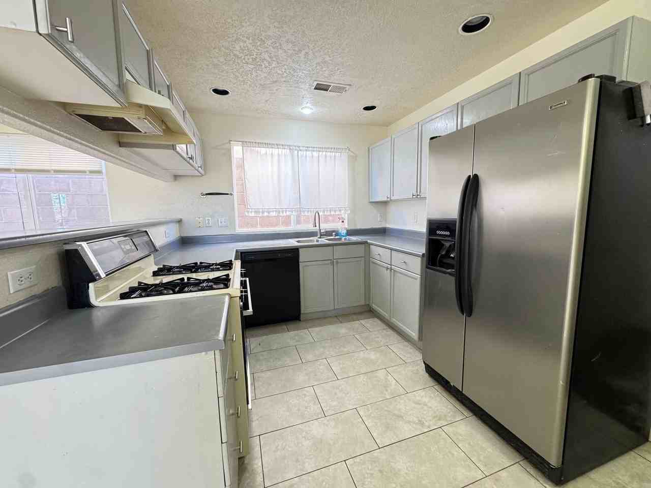 6919 Shale Ave Ne - Photo 3 of 11